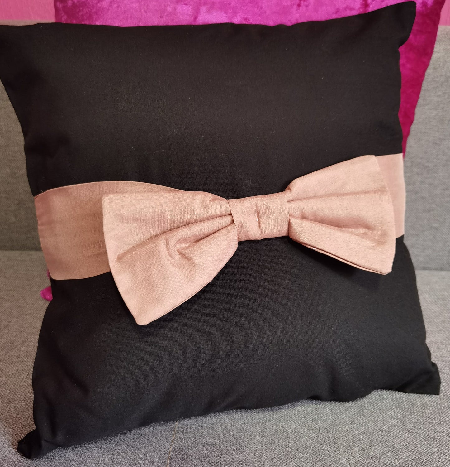 Black cushion cover with rosa bow | Kissenbezug ohne Füllung
