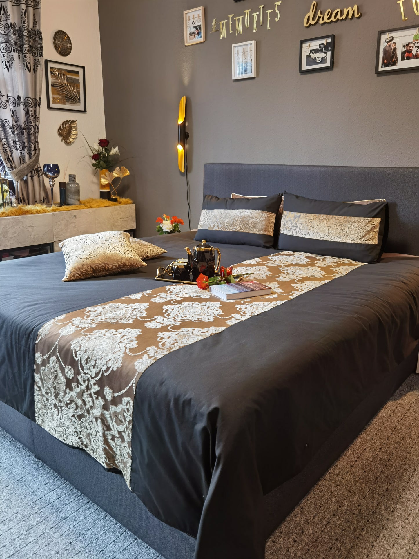 Black bedding set with golden velvet silhouette | Bettwäsche-Set ohne Füllung