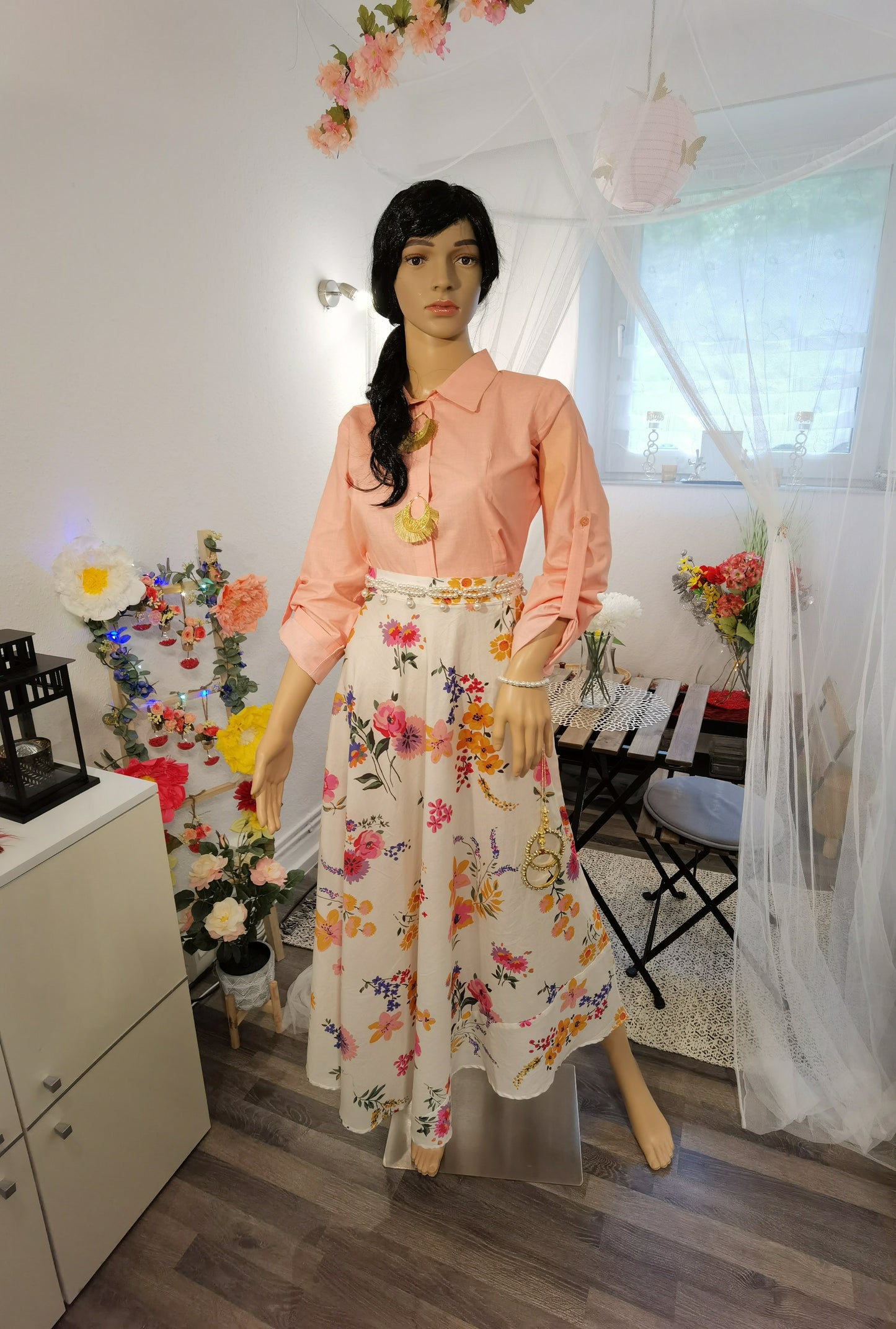 White printed Skirt with rosa Shirt with thread Tassels