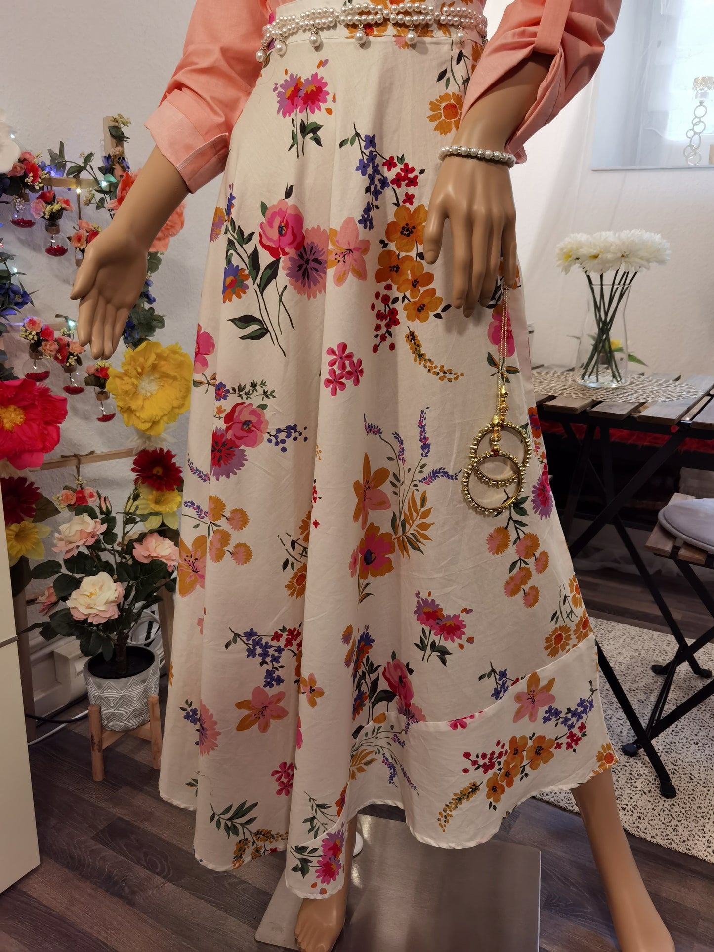 White printed Skirt with rosa Shirt with thread Tassels