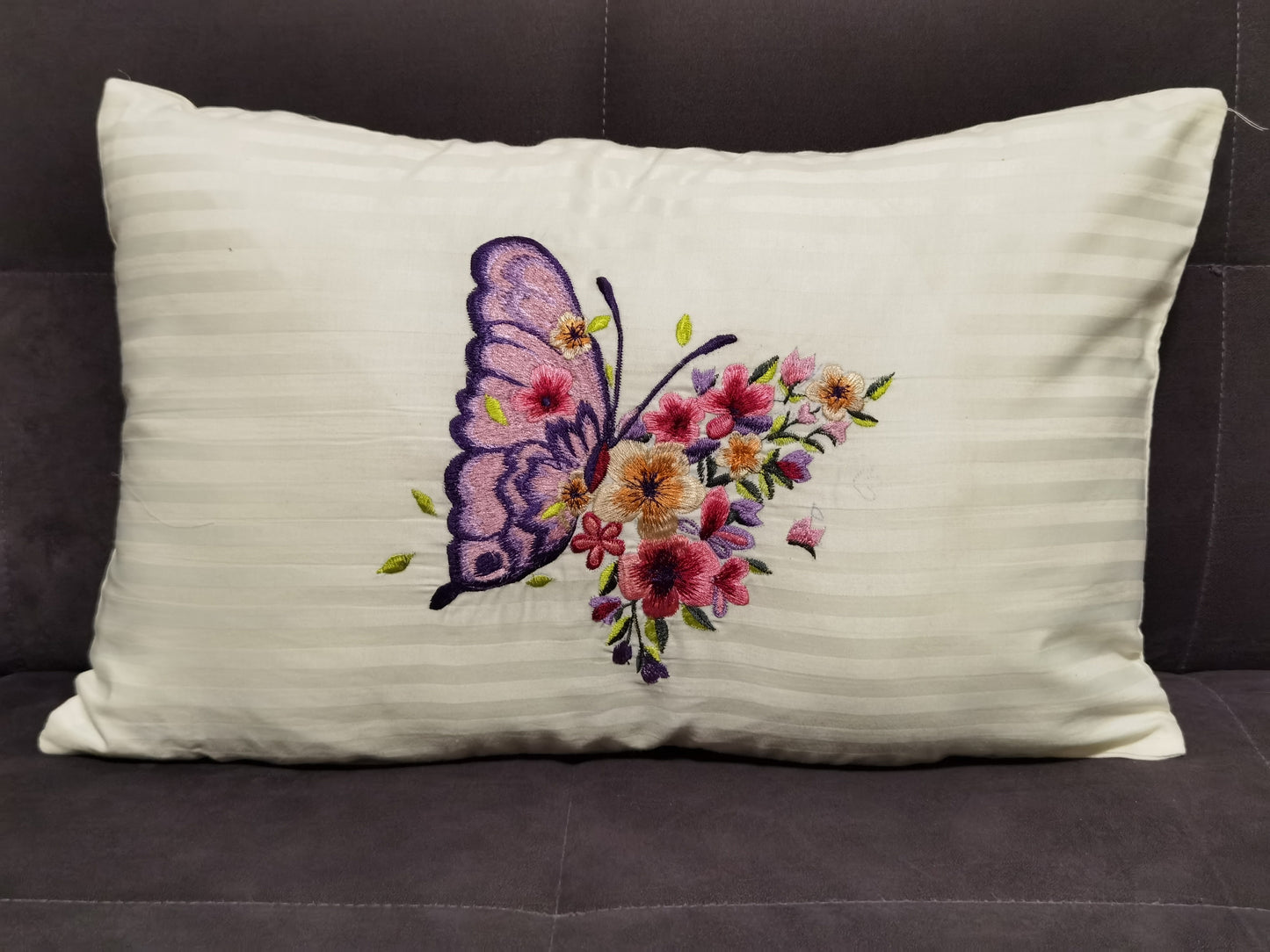 Embroidered butterfly cushion cover | Kissenbezug ohne Füllung