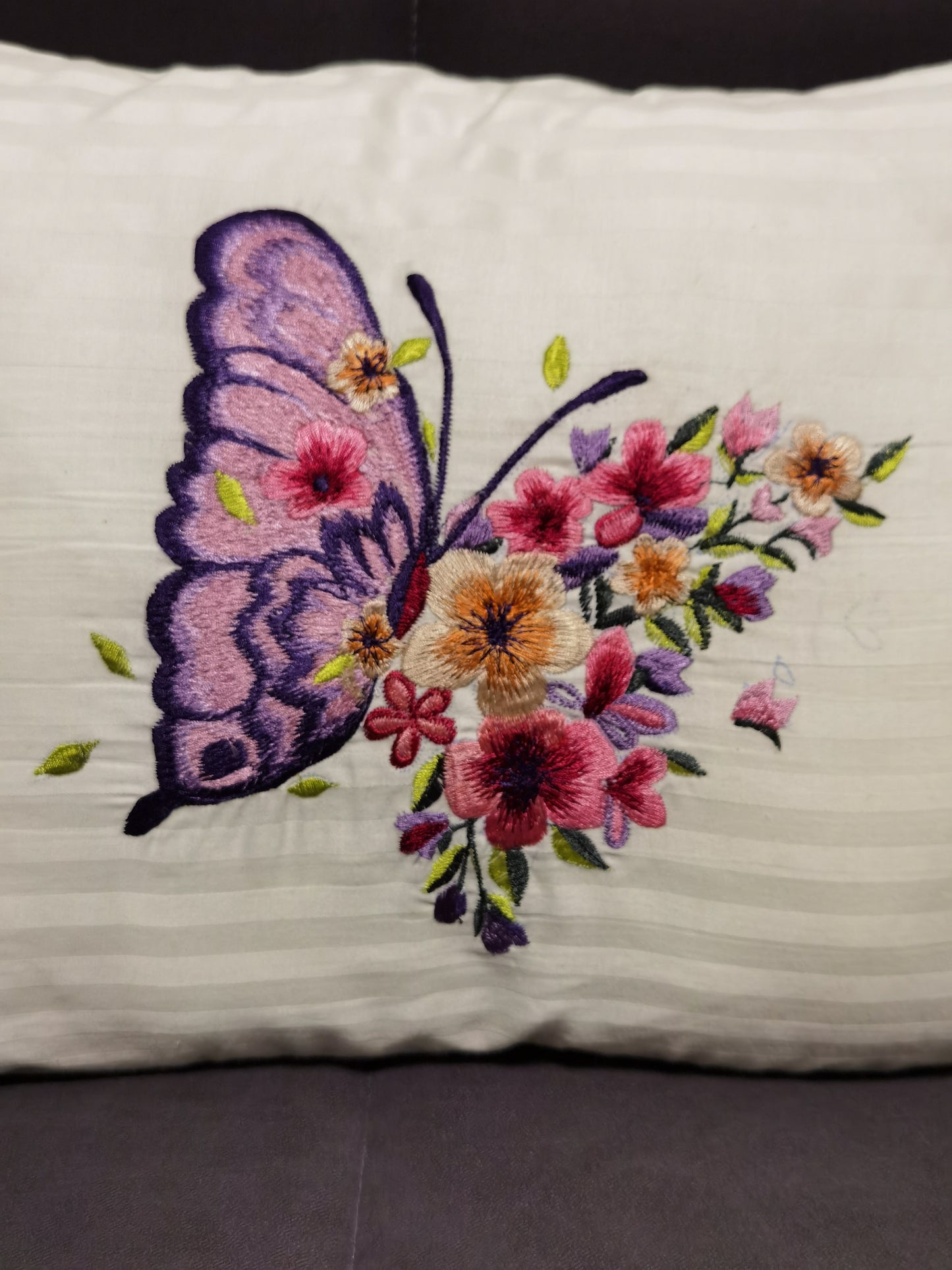 Embroidered butterfly cushion cover | Kissenbezug ohne Füllung
