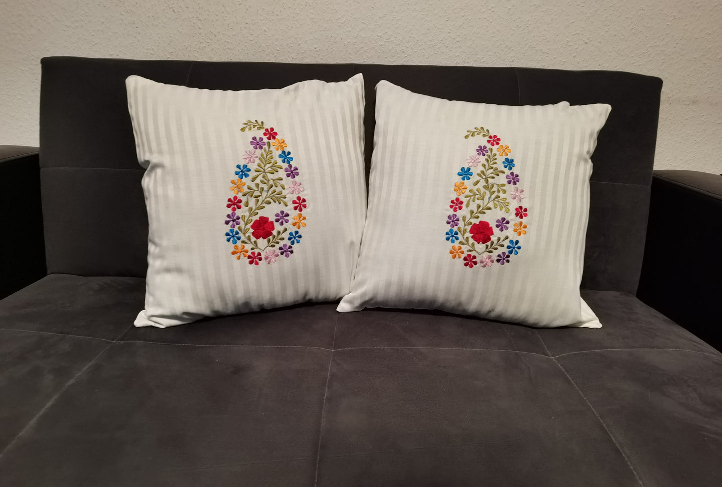 Off white embroidered cushion cover | Kissenbezug ohne Füllung