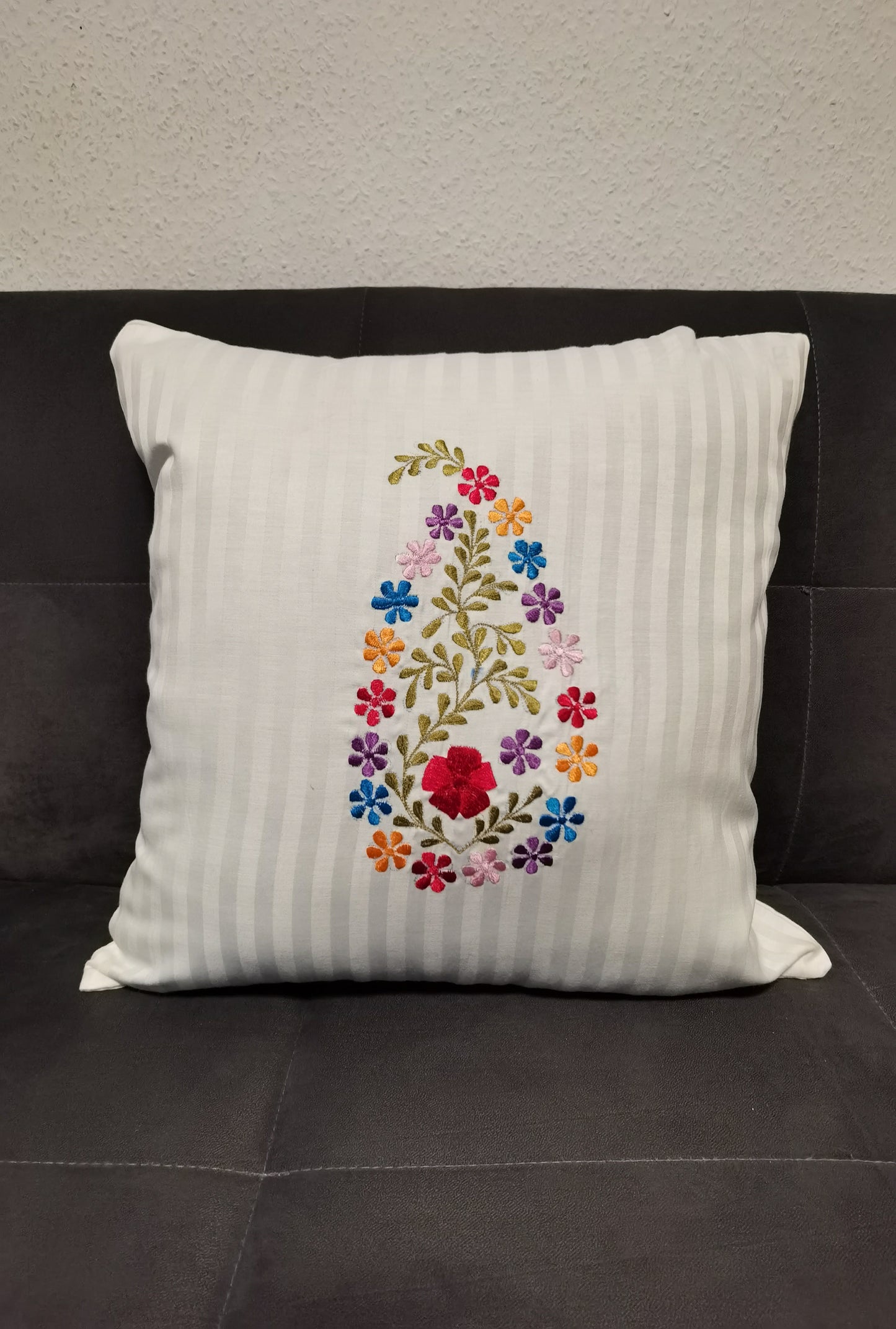 Off white embroidered cushion cover | Kissenbezug ohne Füllung