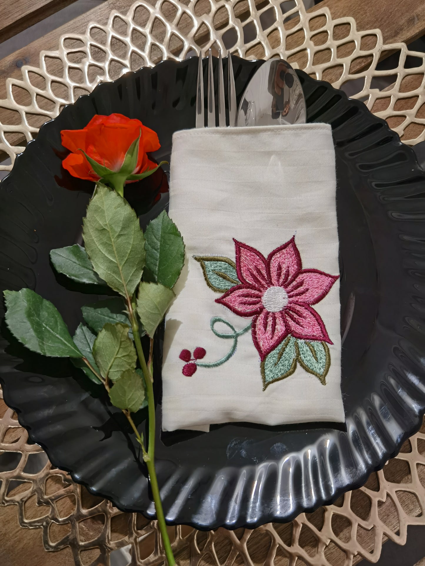 White embroidered napkin | Serviette mit besticken Motiv