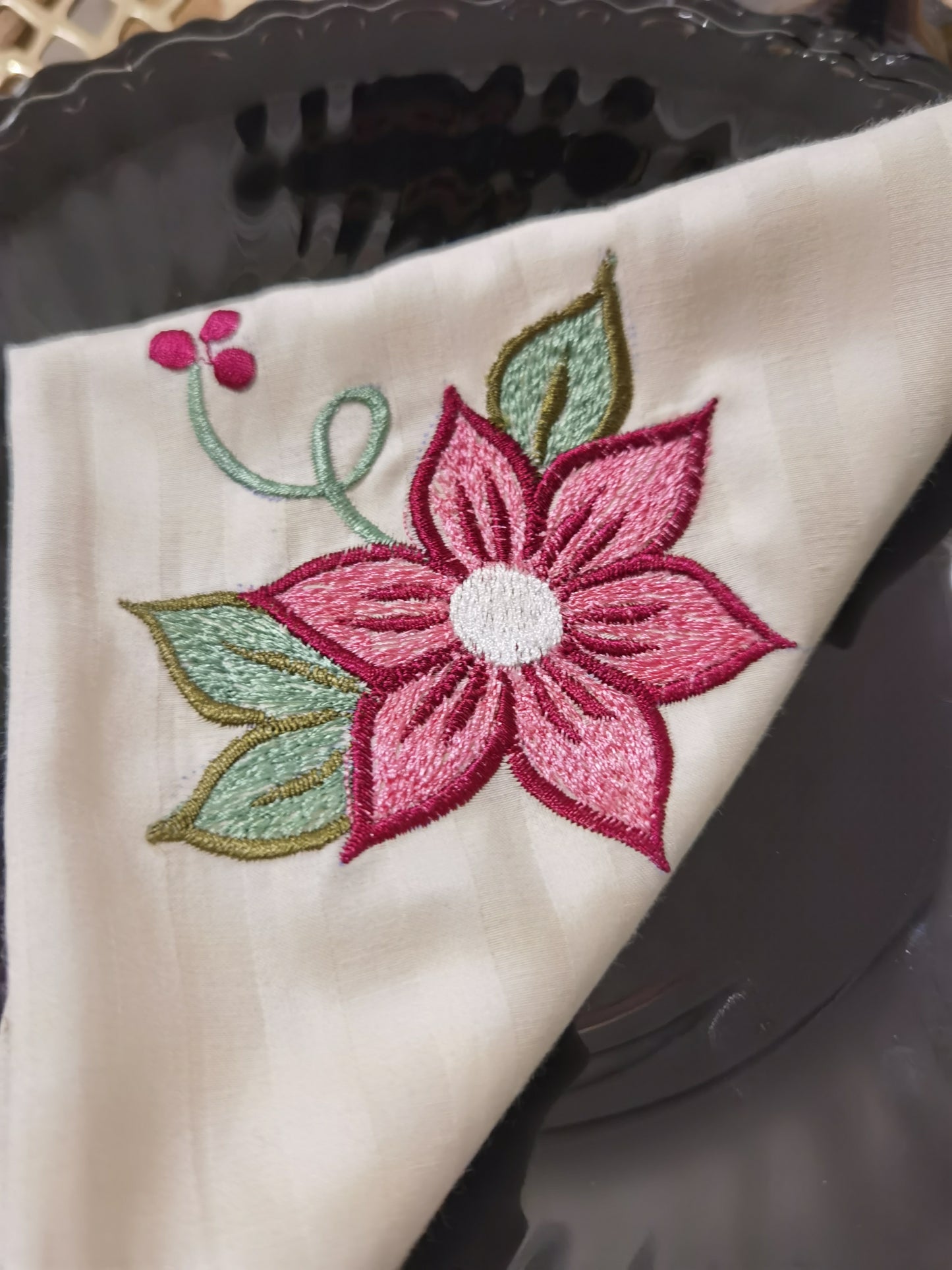 White embroidered napkin | Serviette mit besticken Motiv