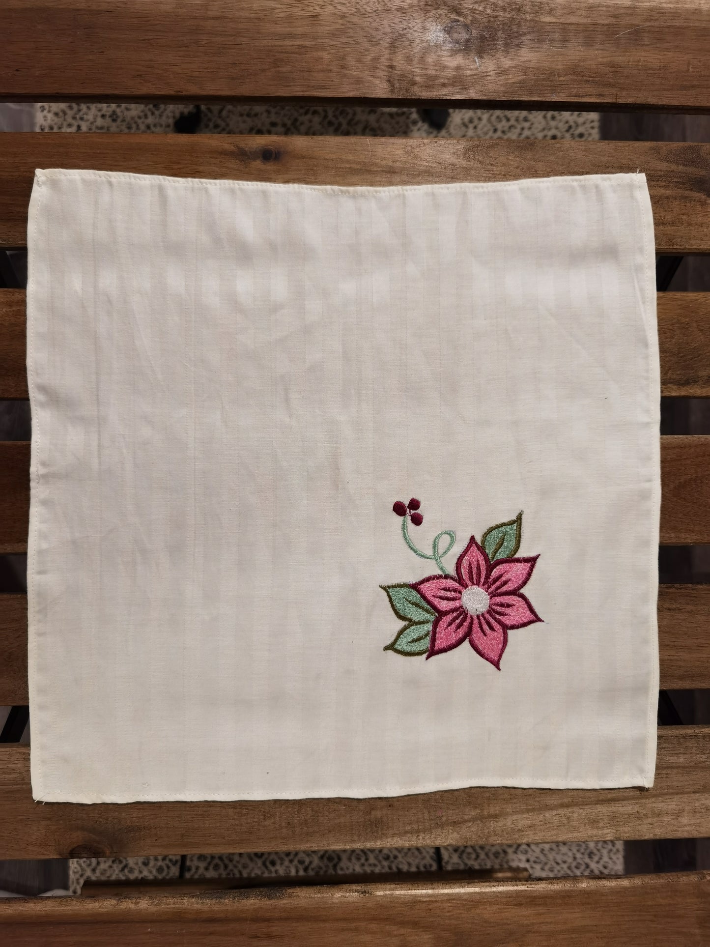 White embroidered napkin | Serviette mit besticken Motiv