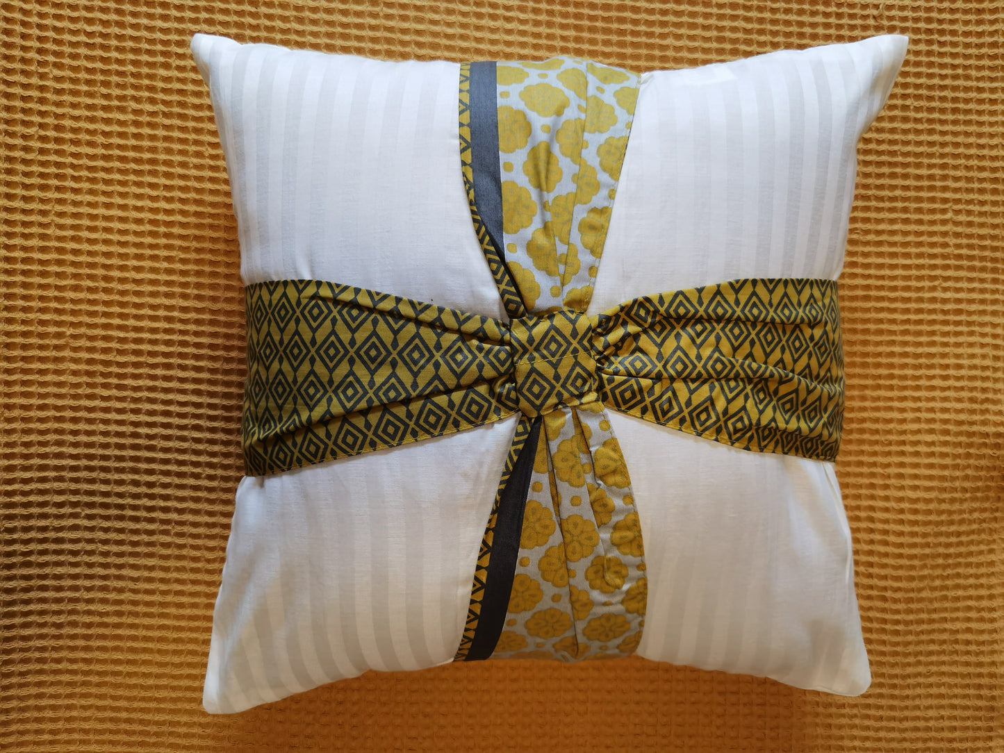 Printed bow cushion cover | Kissenbezug ohne Füllung