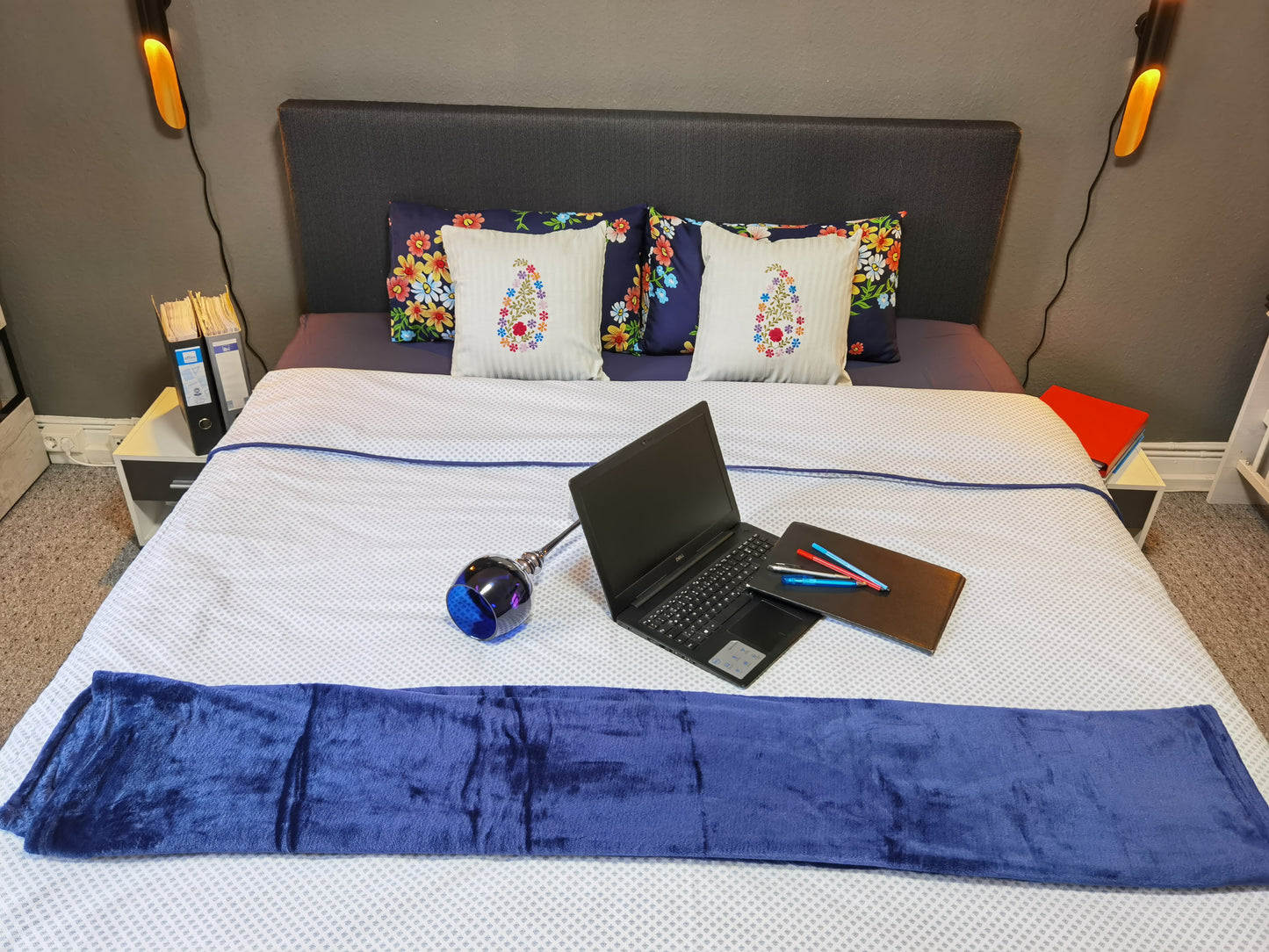 White bedding set with royal blue outline and flower print pillowcase | Bettwäsche Set ohne Füllung