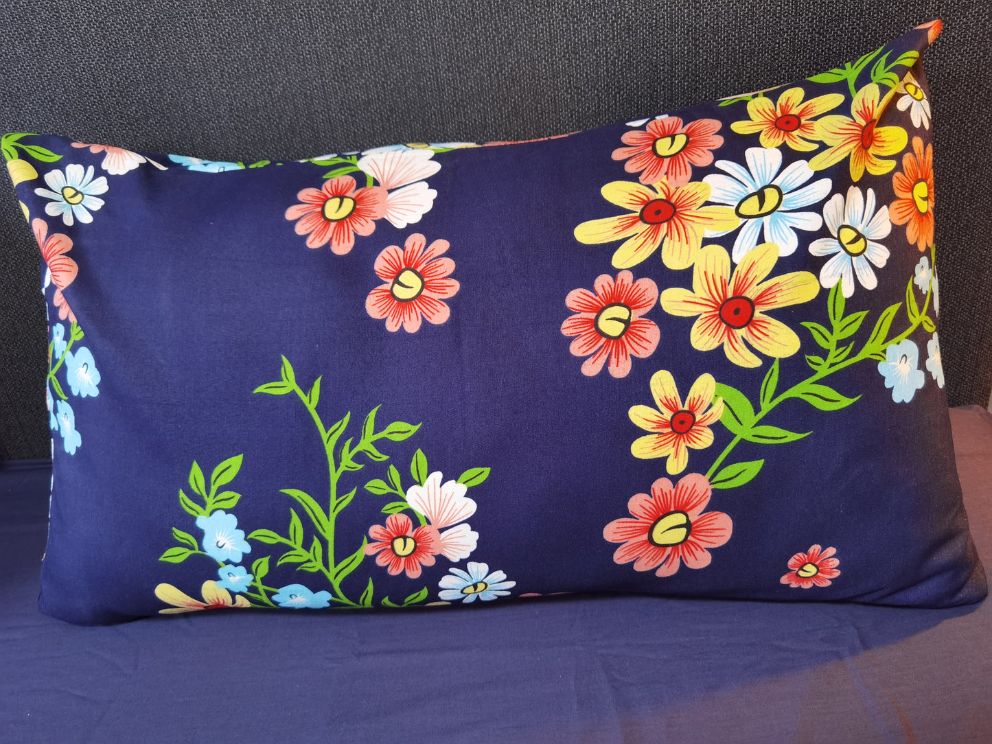 White bedding set with royal blue outline and flower print pillowcase | Bettwäsche Set ohne Füllung