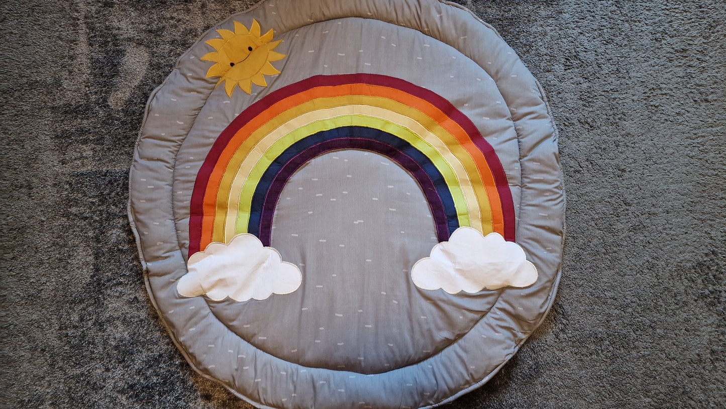 Spielmatte mit Regenbogen, Wolken und Sonne