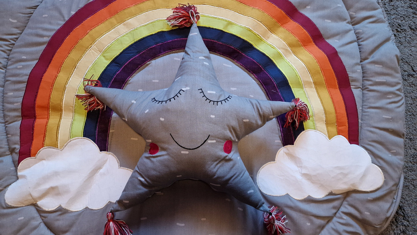 Spielmatte mit Regenbogen, Wolken und Sonne