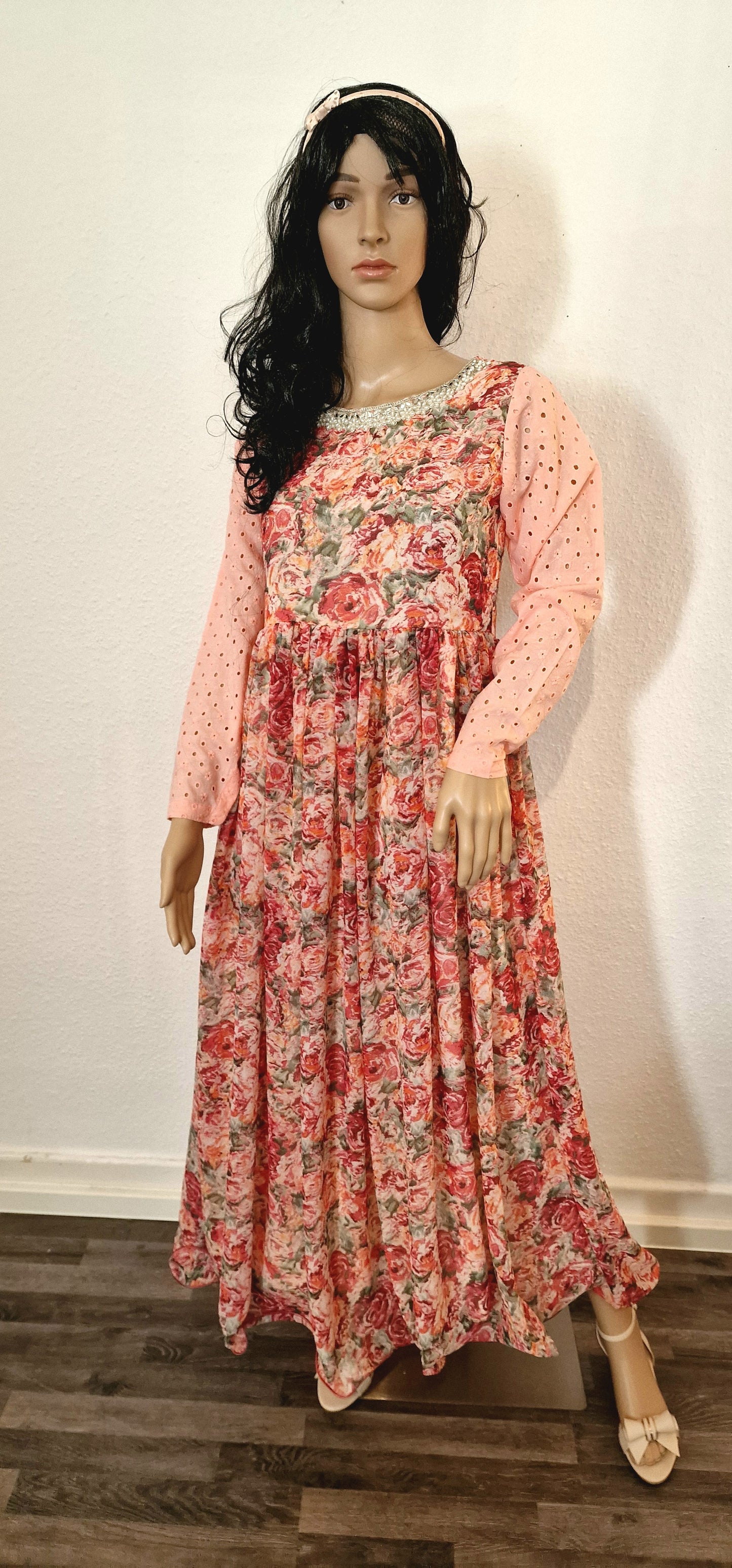 Elegant Floral Print Maxi Dress with Beautiful Pearl Neckline