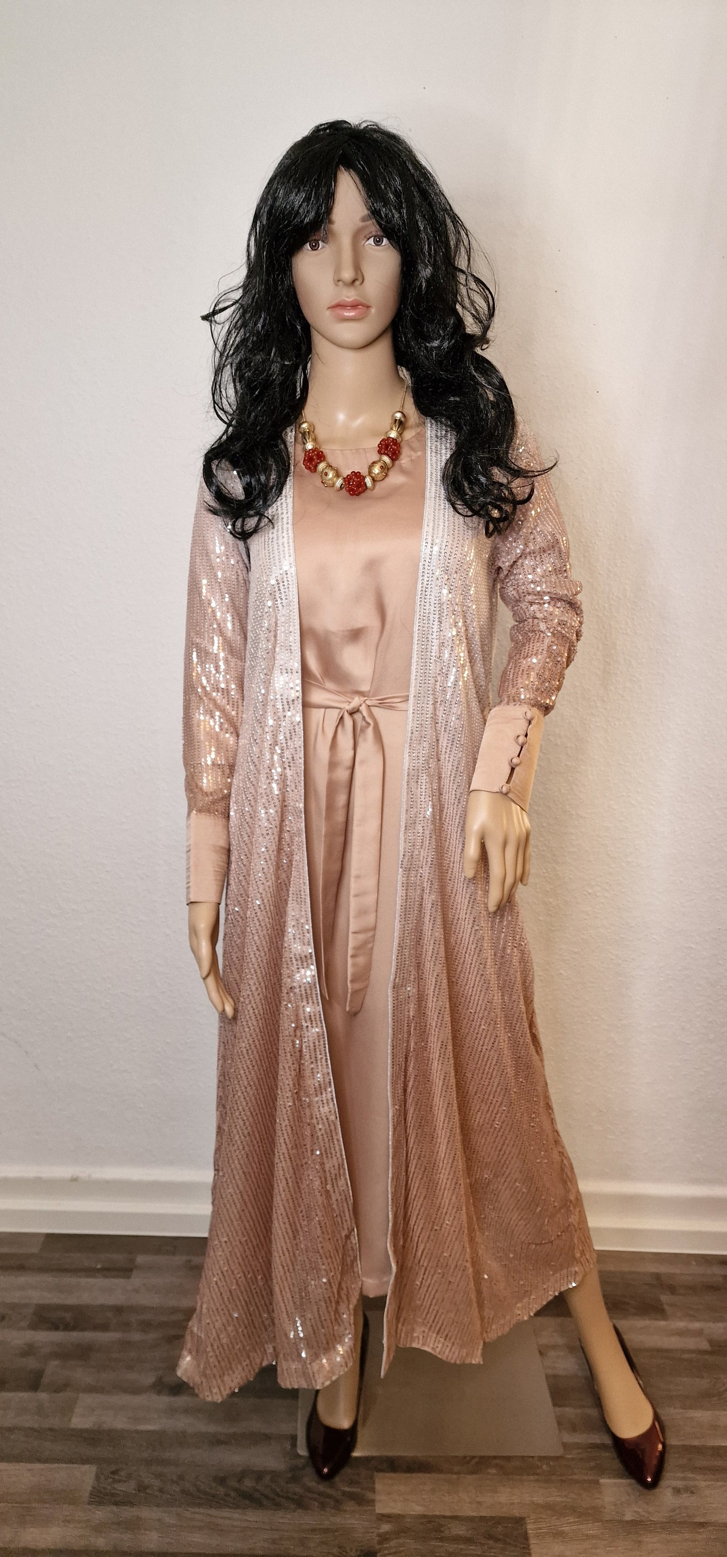 Seidenloses Kleid mit Gürtel und luxuriösem Pailletten-Longsleeve Abaya in Sanftem Rosé