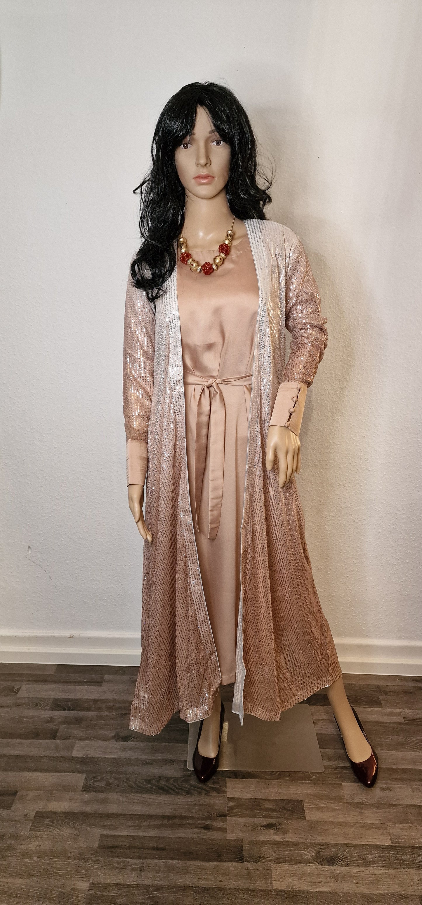 Seidenloses Kleid mit Gürtel und luxuriösem Pailletten-Longsleeve Abaya in Sanftem Rosé