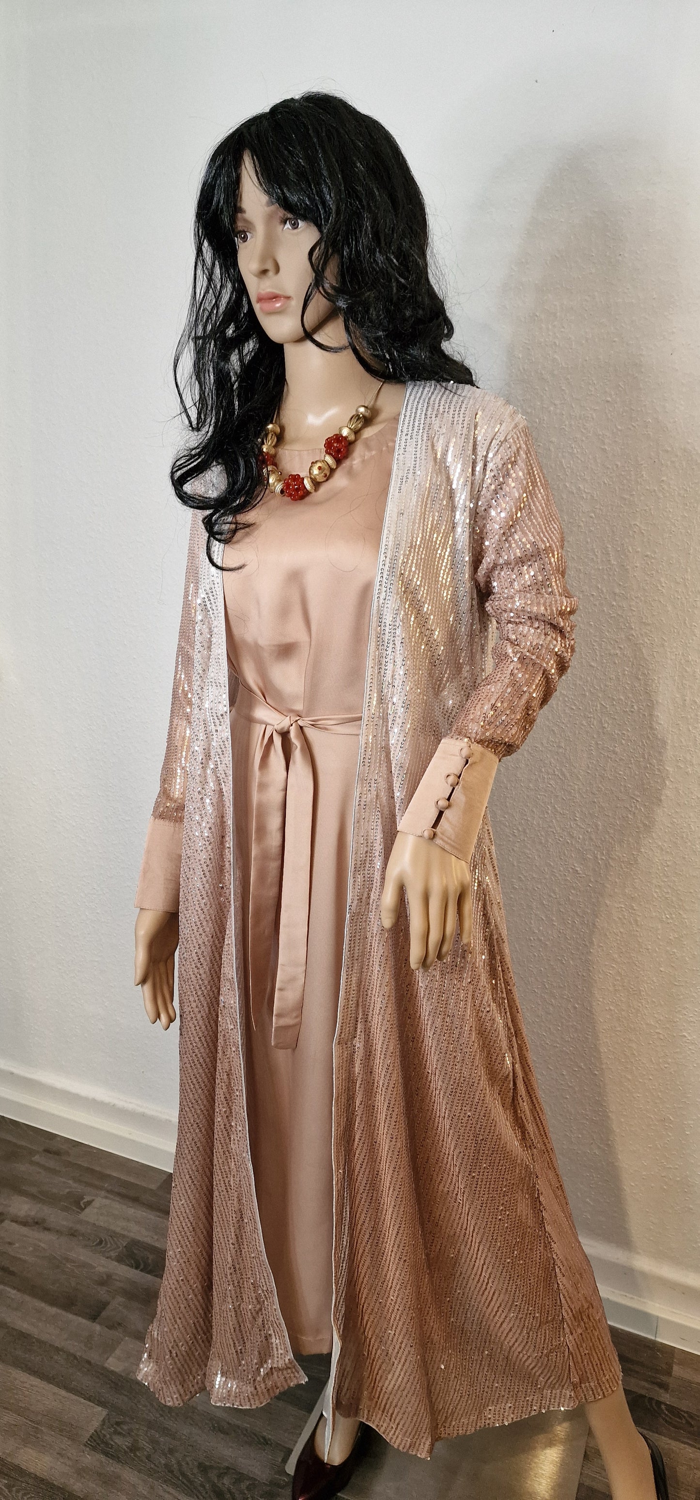 Seidenloses Kleid mit Gürtel und luxuriösem Pailletten-Longsleeve Abaya in Sanftem Rosé