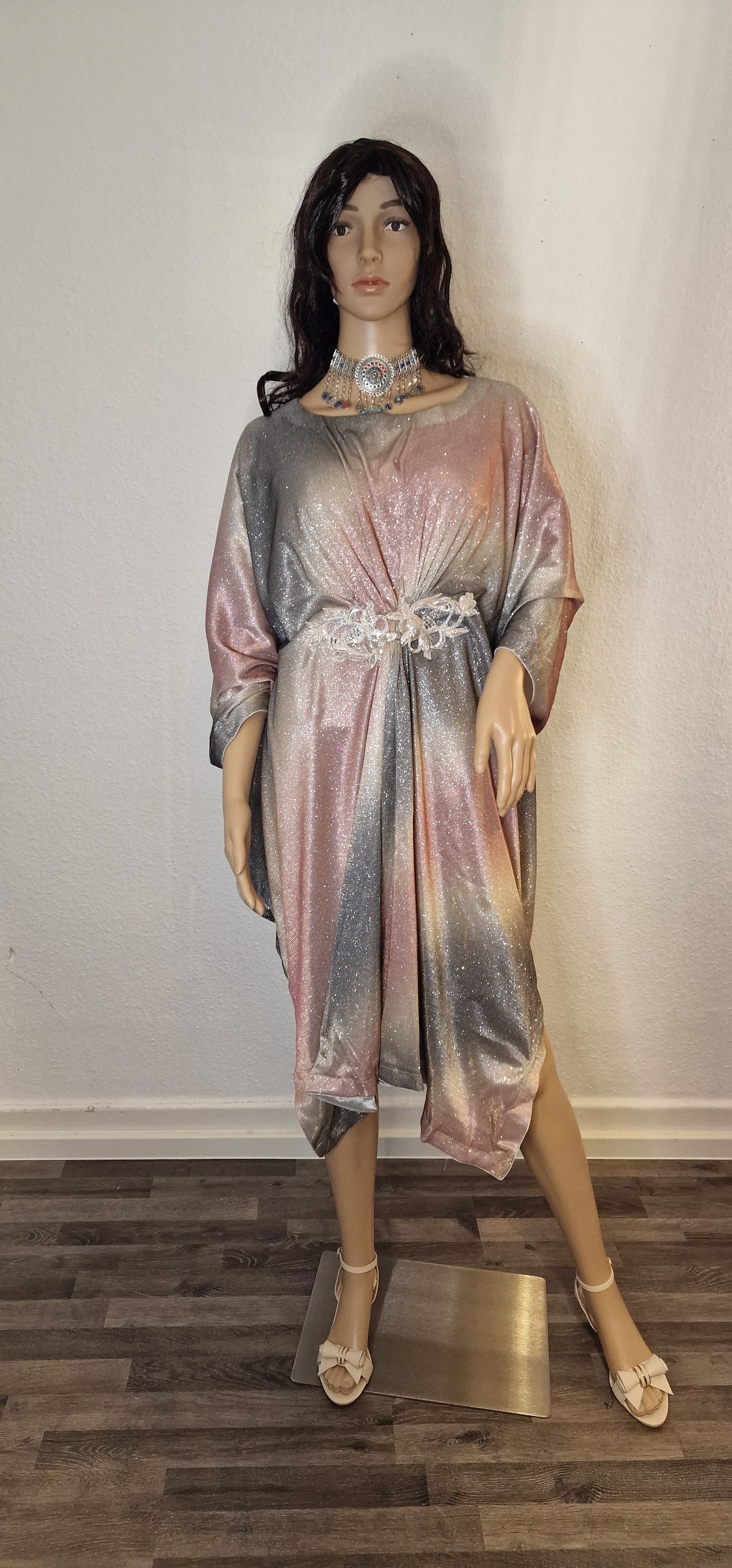 Moonlight Shaded Kaftan mit einem mit Perlen verzierten Patch an der Taille