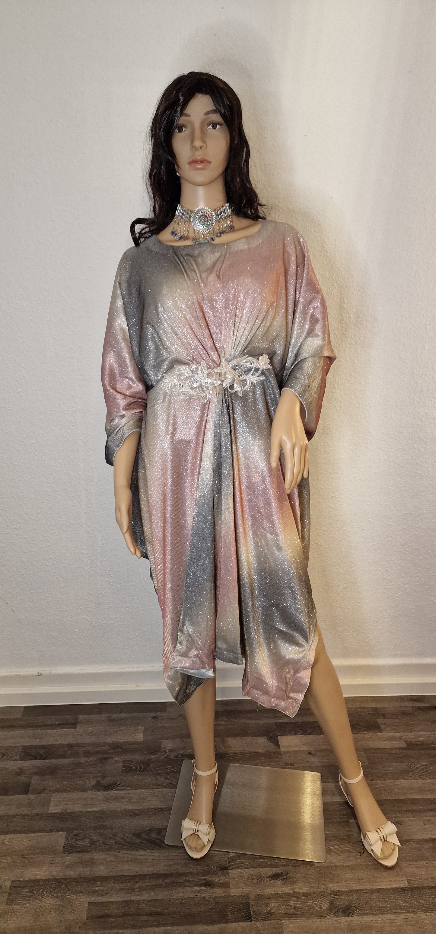 Moonlight Shaded Kaftan mit einem mit Perlen verzierten Patch an der Taille