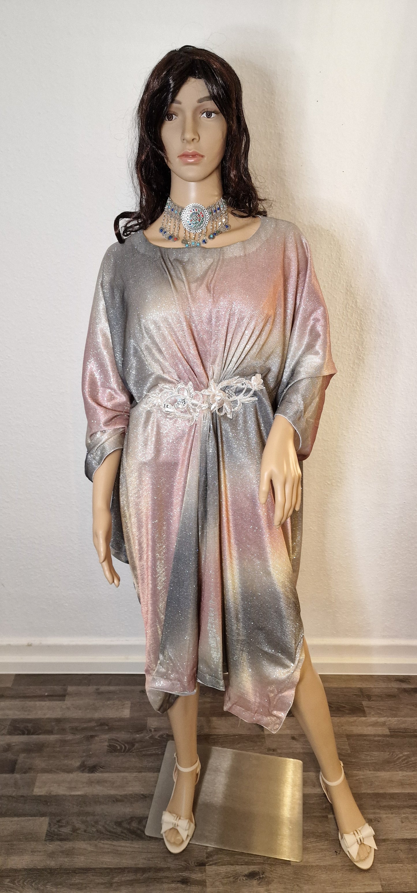 Moonlight Shaded Kaftan mit einem mit Perlen verzierten Patch an der Taille