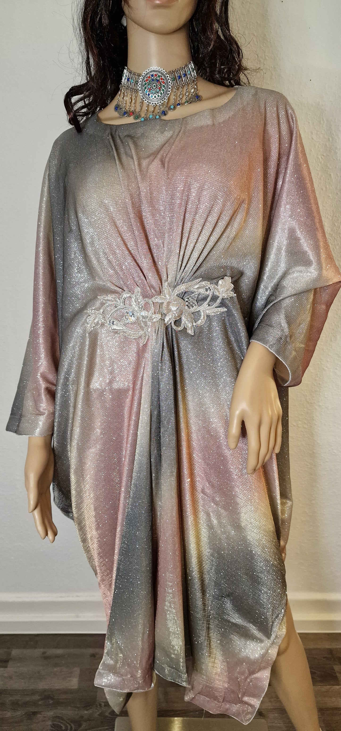 Moonlight Shaded Kaftan mit einem mit Perlen verzierten Patch an der Taille