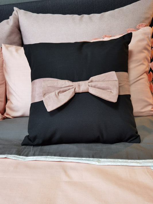 Black cushion cover with rosa bow | Kissenbezug ohne Füllung