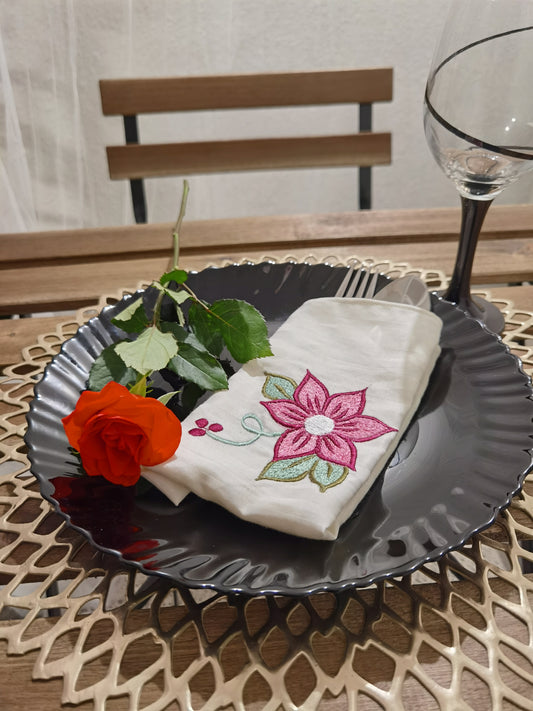 White embroidered napkin | Serviette mit besticken Motiv